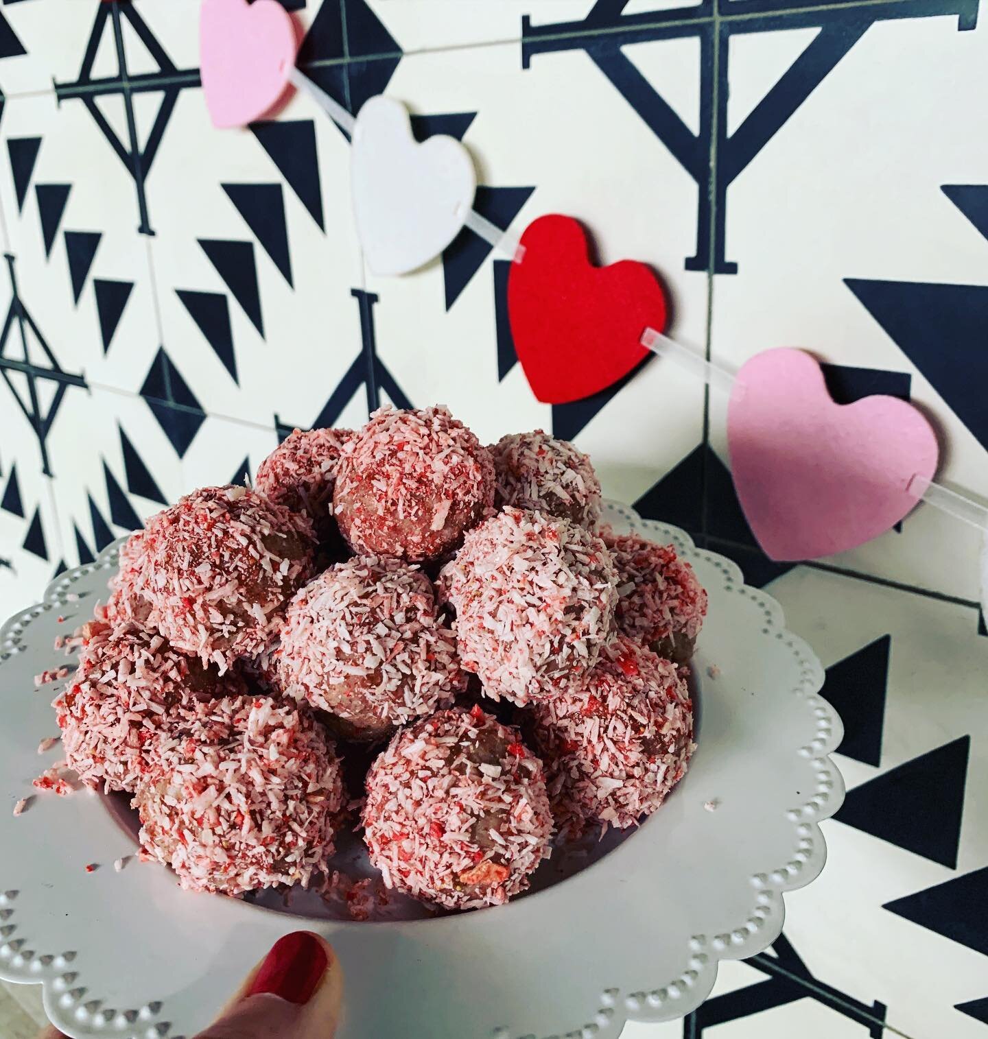💕We&rsquo;re in love with Valentine&rsquo;s Day!💕 In addition to our chocolate covered strawberry valentine bowl check out our strawberry shortcake valentine bites! Made with love and transparency.💕 Free of artificial colors,  artificial sweetener