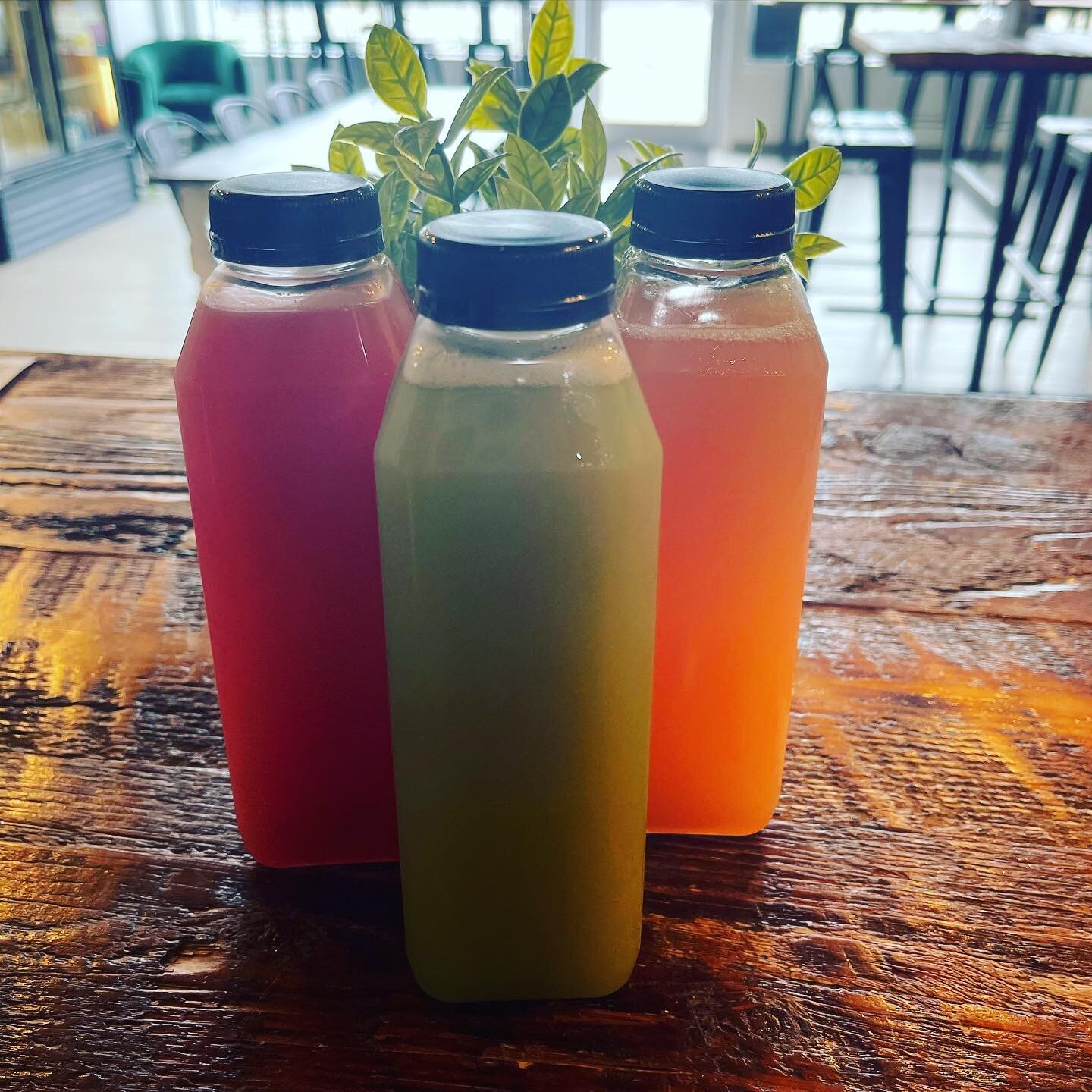 🎇We know you&rsquo;re mixing. So Mix responsibly with one of our cold pressed juices! Our take on simple cocktail perfection!😋 Try our grapefruit sparkler it pairs nicely with a little vodka and triple sec. Or try our 🍉watermelon mojito spiked wit